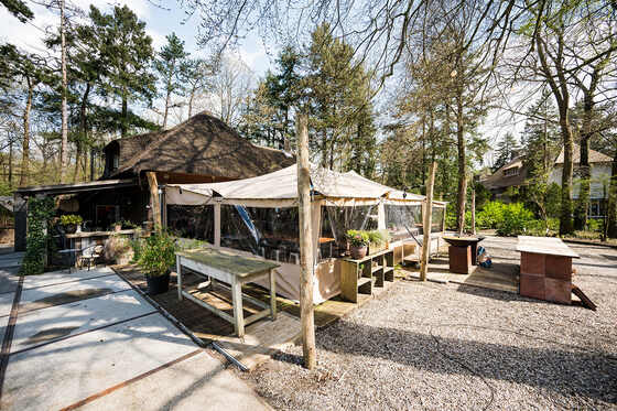 Terrasse couverte utilisée en soirée sous une toile tendue