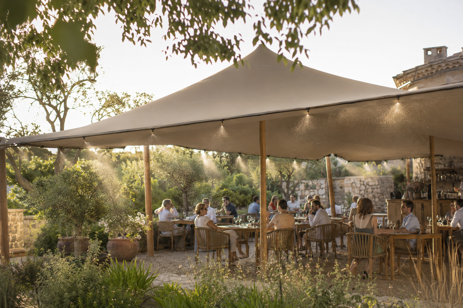 Terrasse sous tente stretch rafraîchie par un système de brumisation