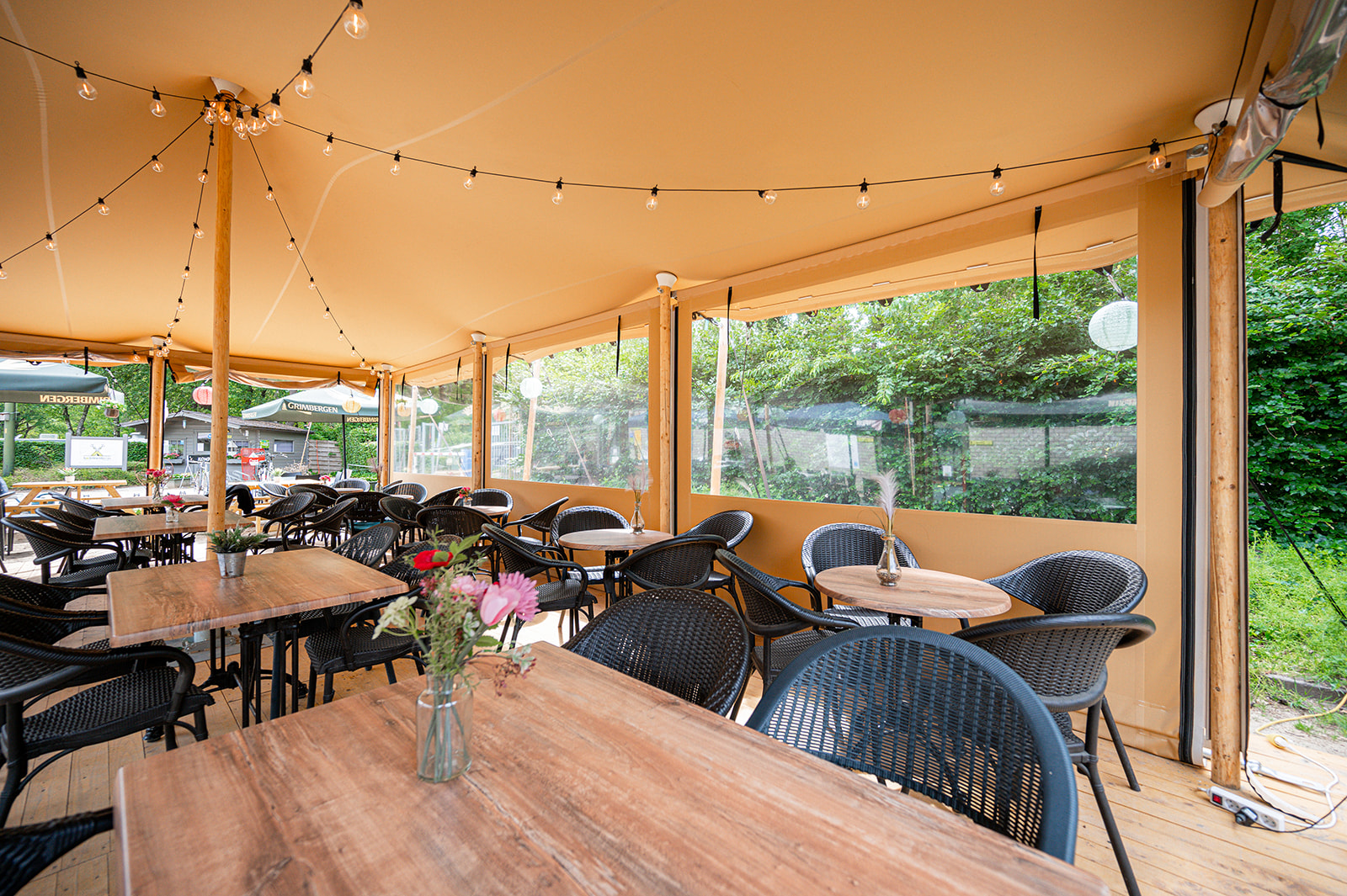 Terrasse de camping sous toile avec parois à fenêtre PVC