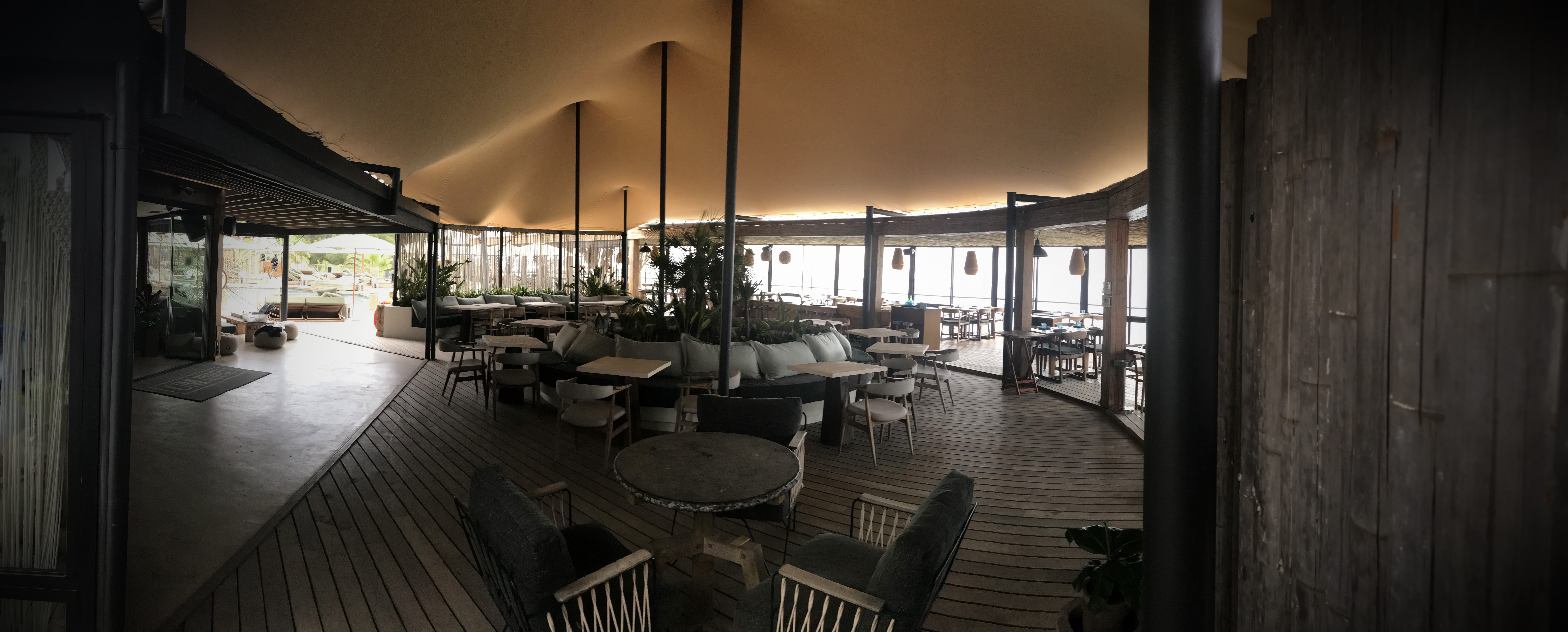 Vue panoramique du pont en bois sous la toile du beach club