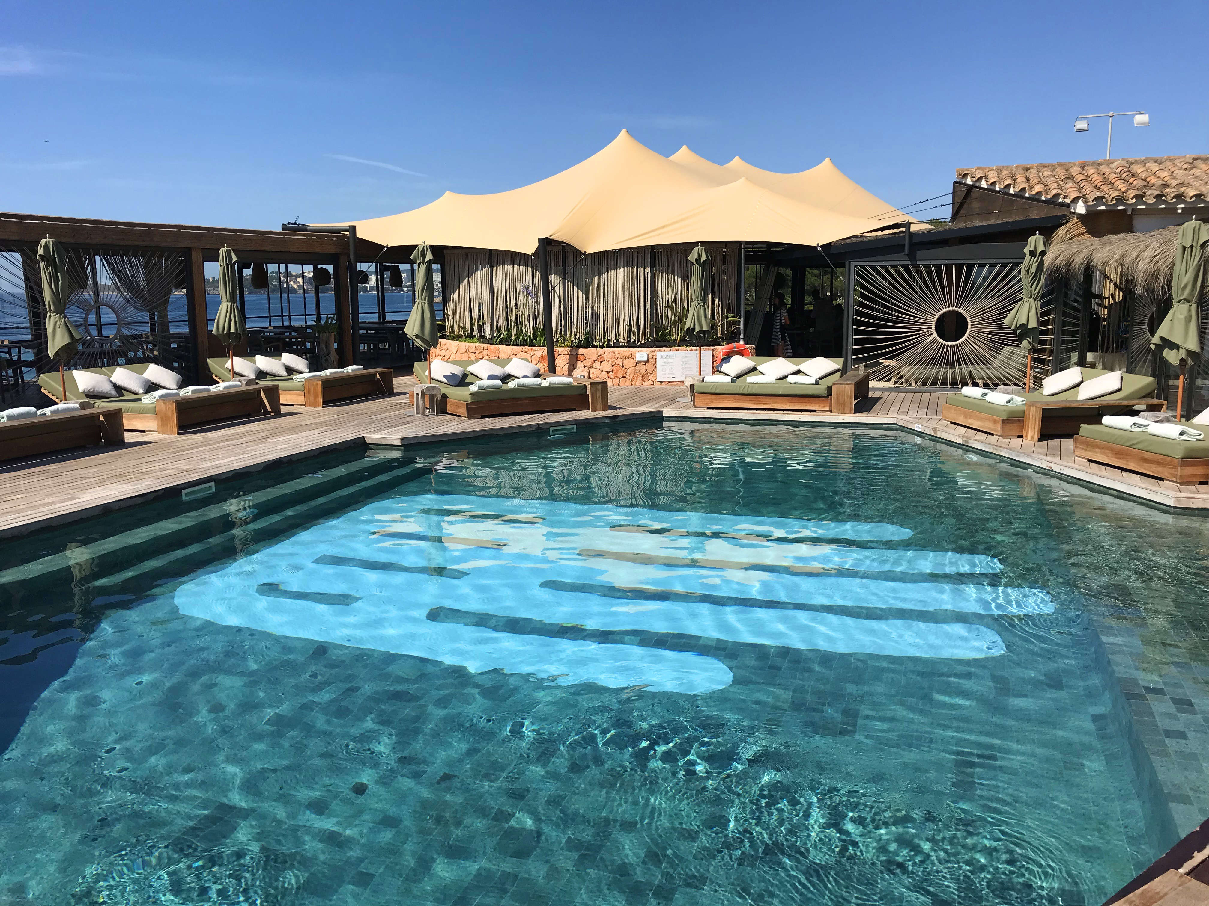 Détail de la toile stretch et de ses points de tension au beach club
