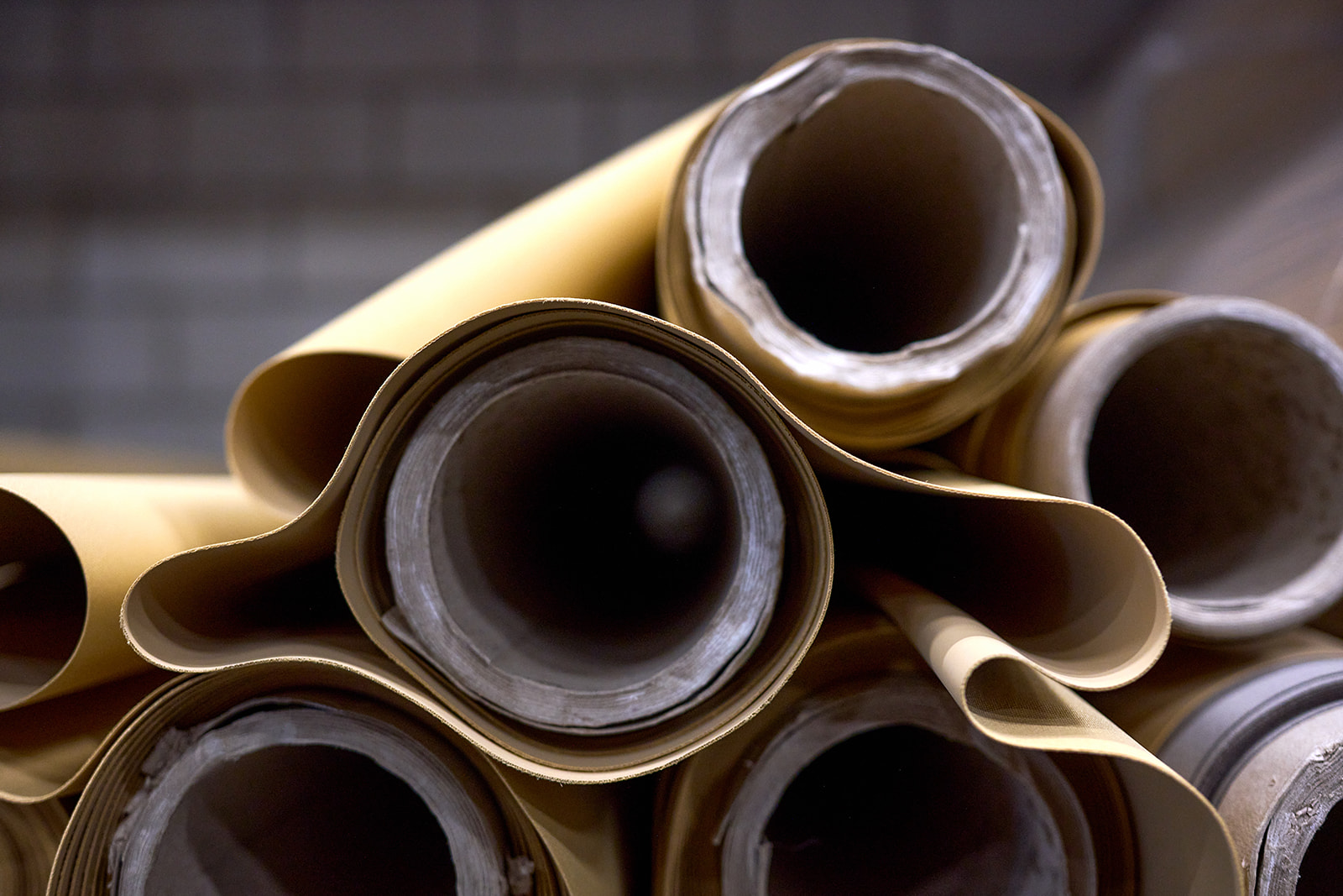 Rouleaux de toile stockés avant la découpe