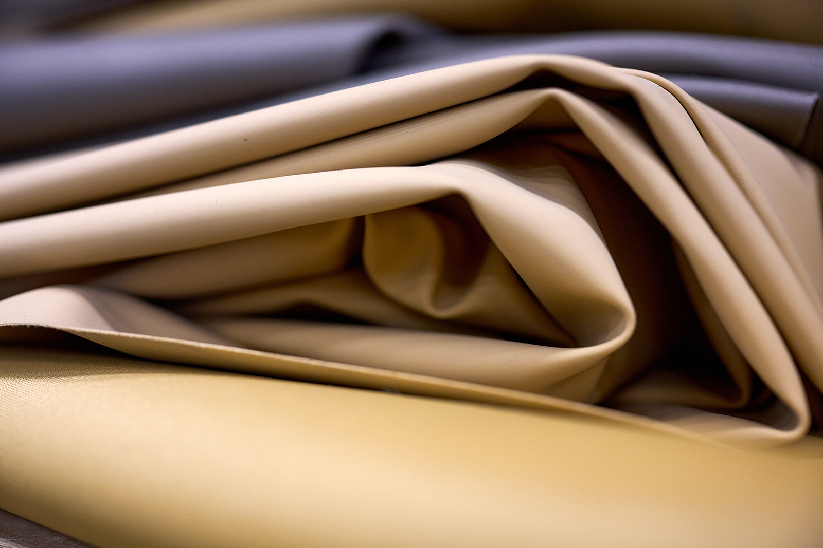 Toiles pliées dans des teintes sable, taupe et gris