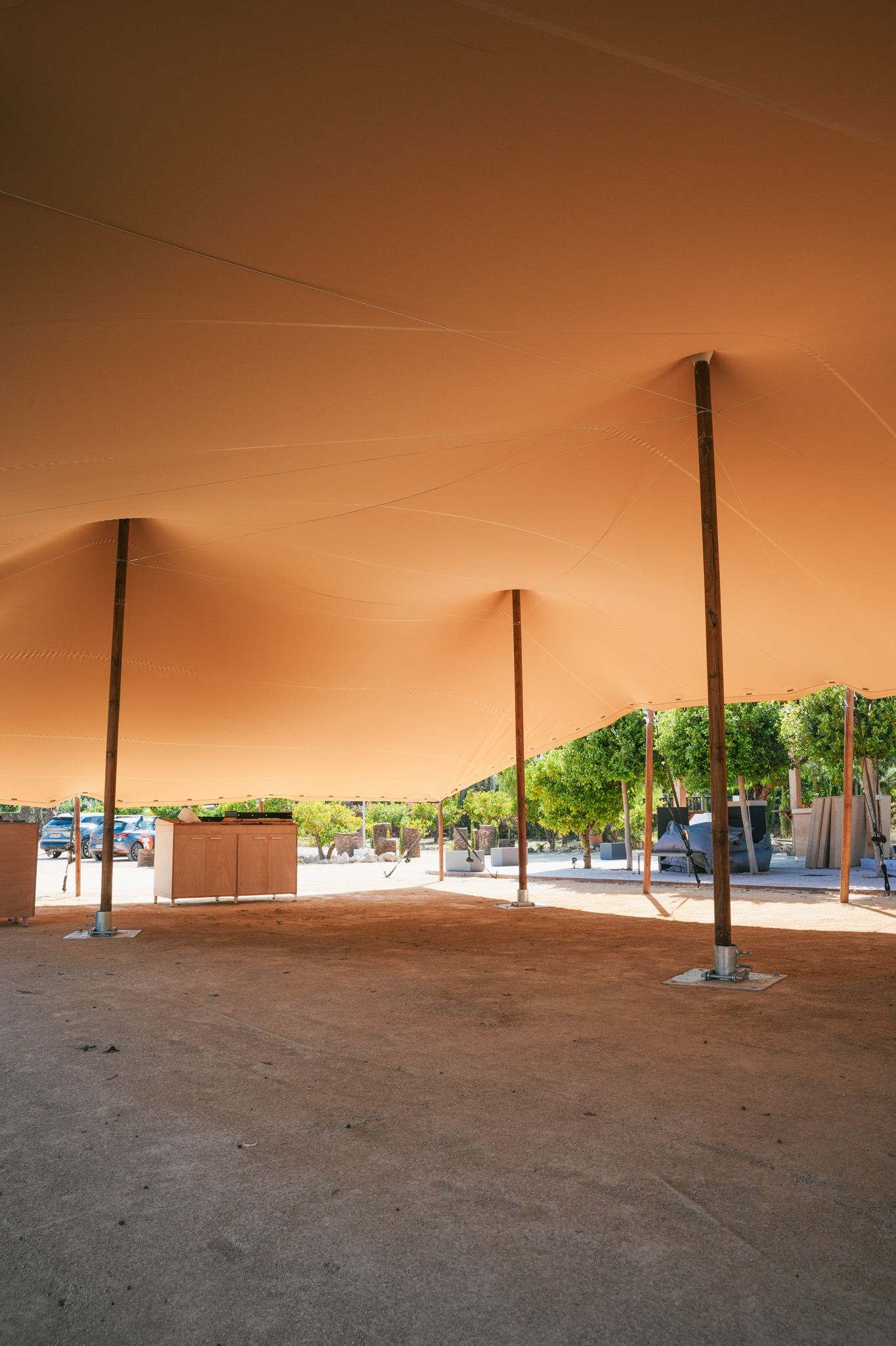 Toile tendue sur une structure installée