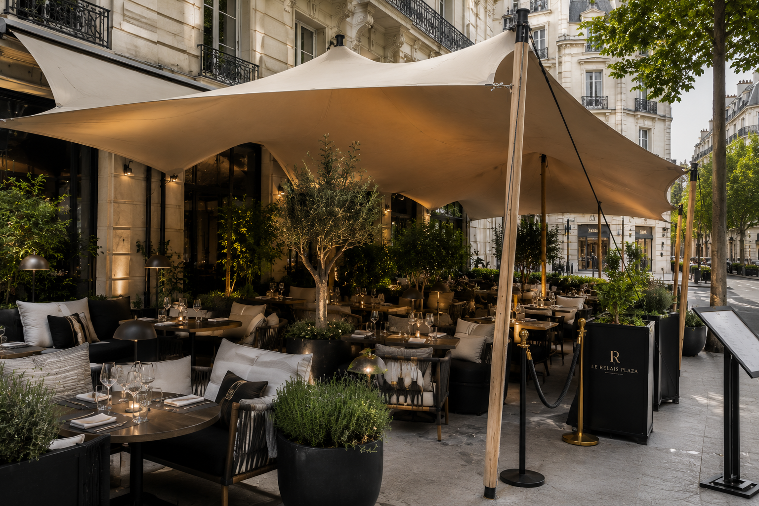 Configuration de tente stretch sur une terrasse d’hôtel