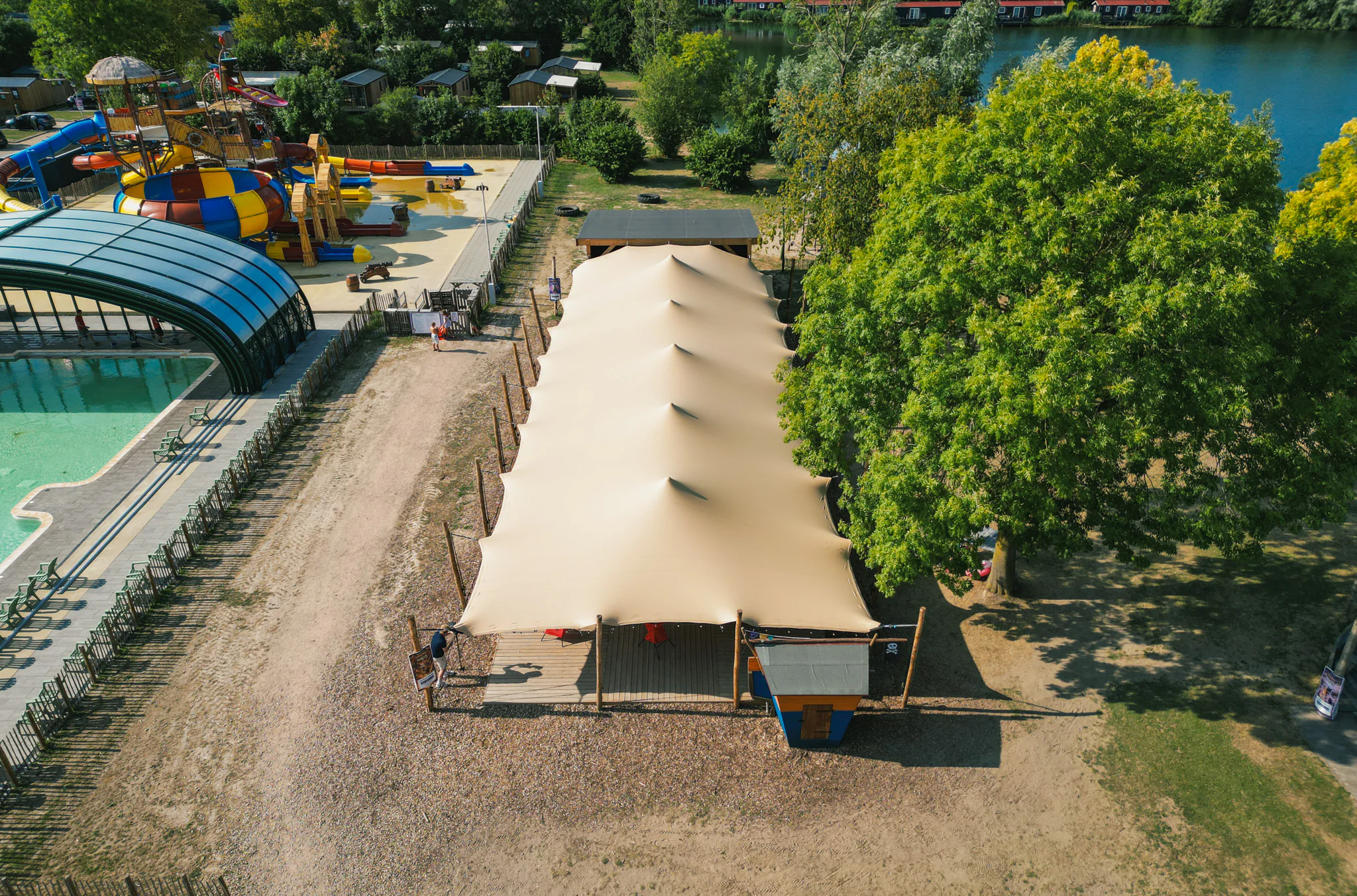 Grande installation de tente stretch vue depuis les airs