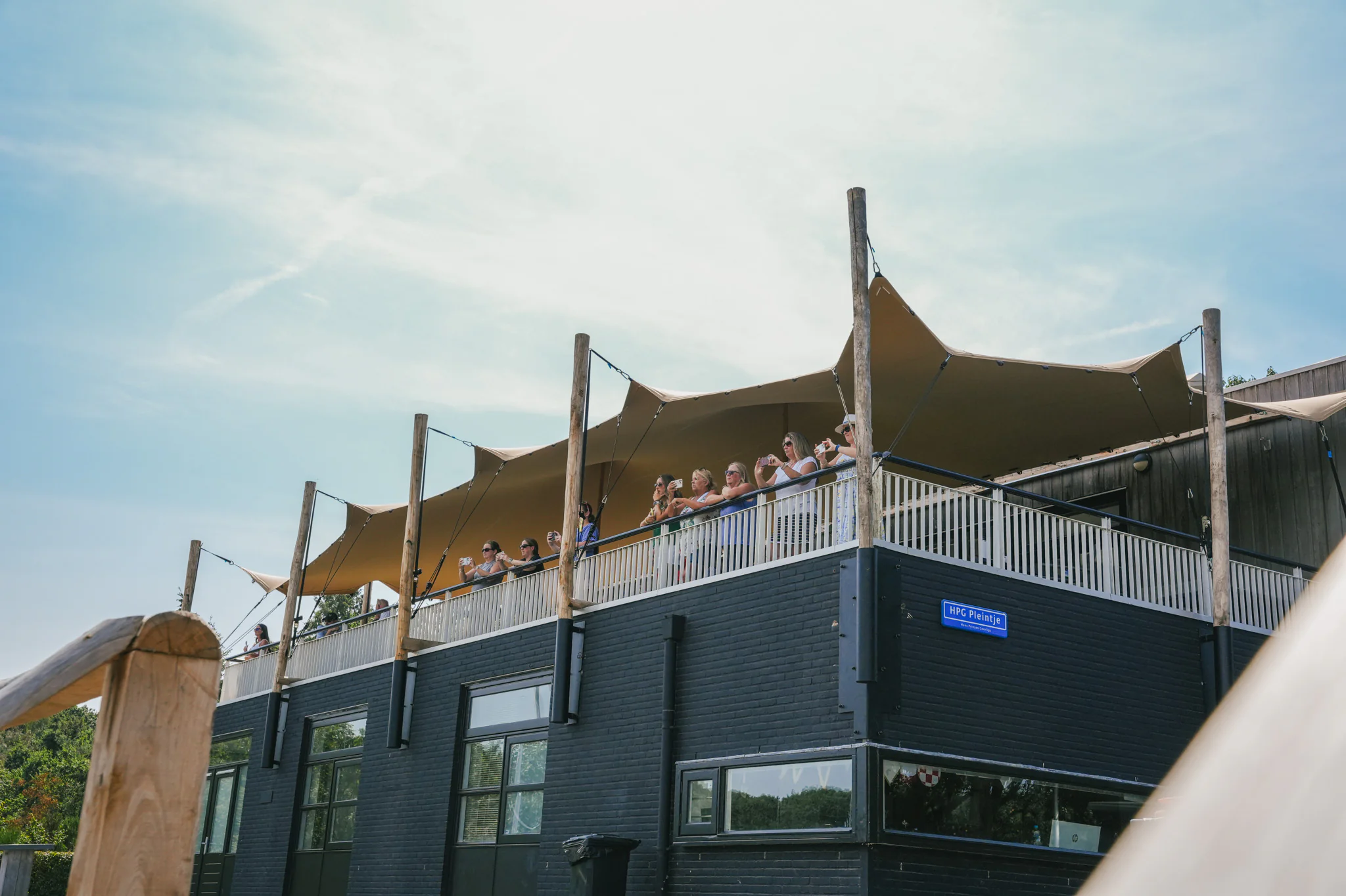 Tente stretch installée sur la terrasse haute d’un bâtiment