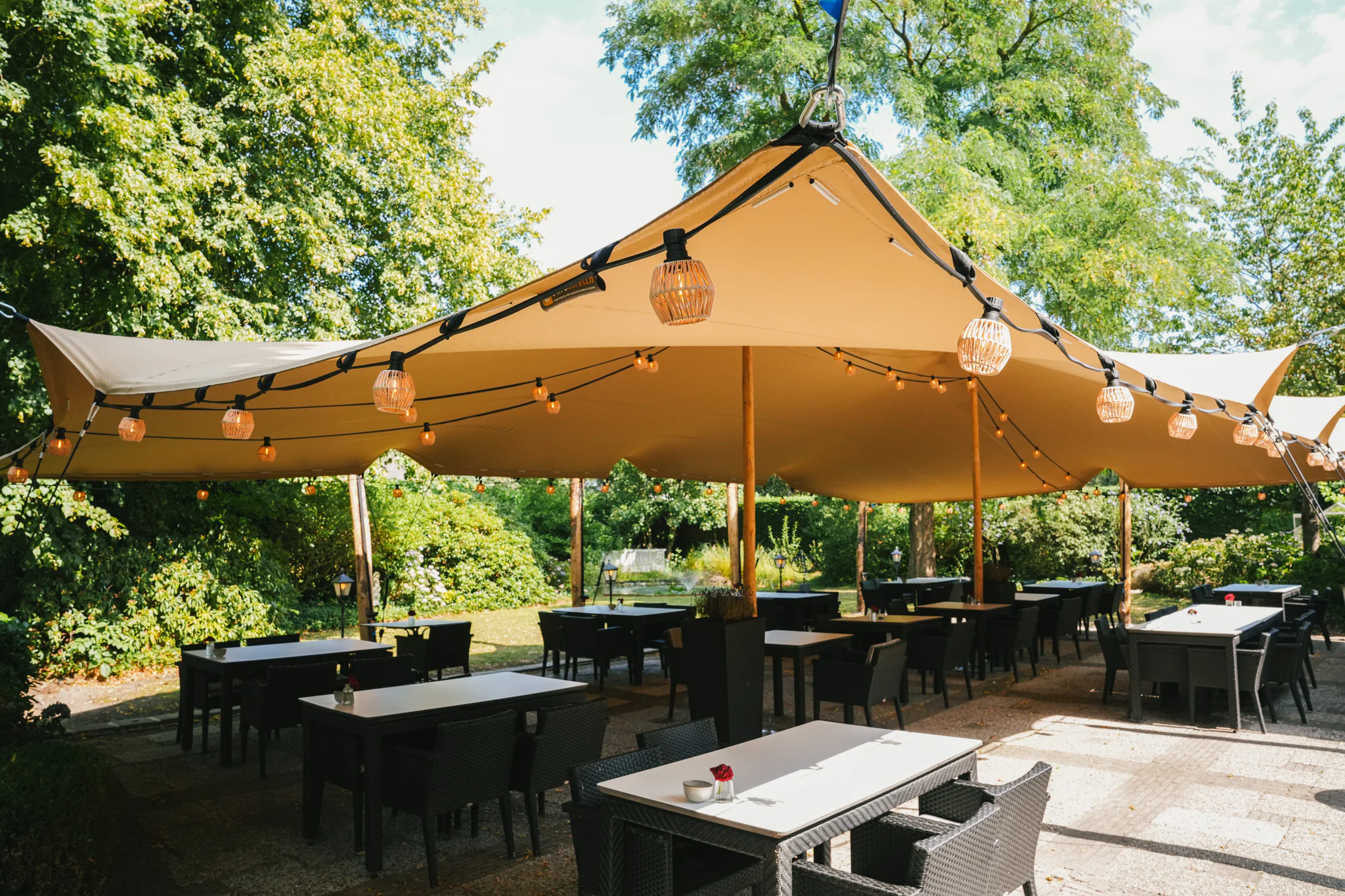 Terrasse de restaurant couverte par une tente stretch sable
