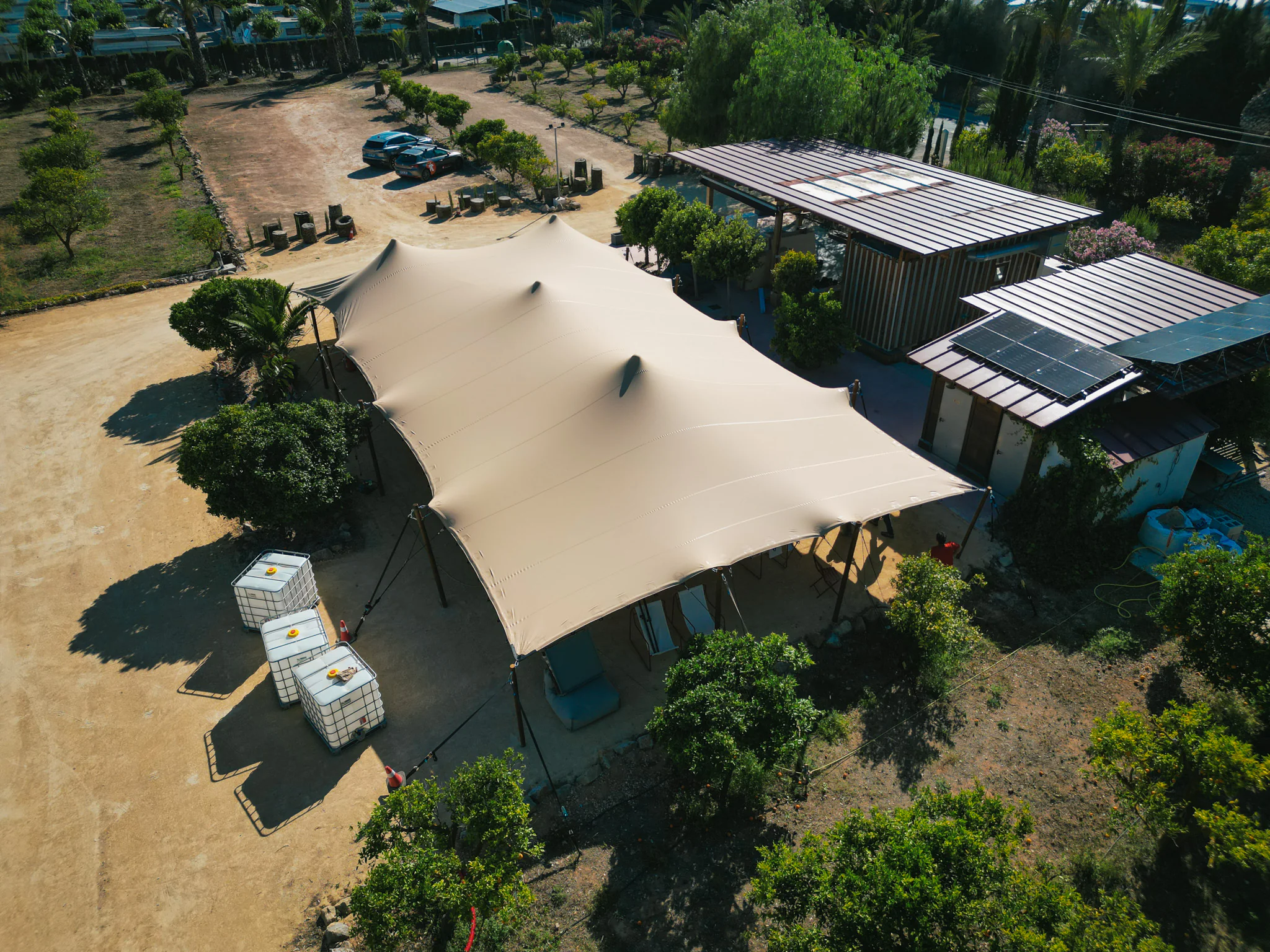 Grande tente stretch sable vue depuis les airs