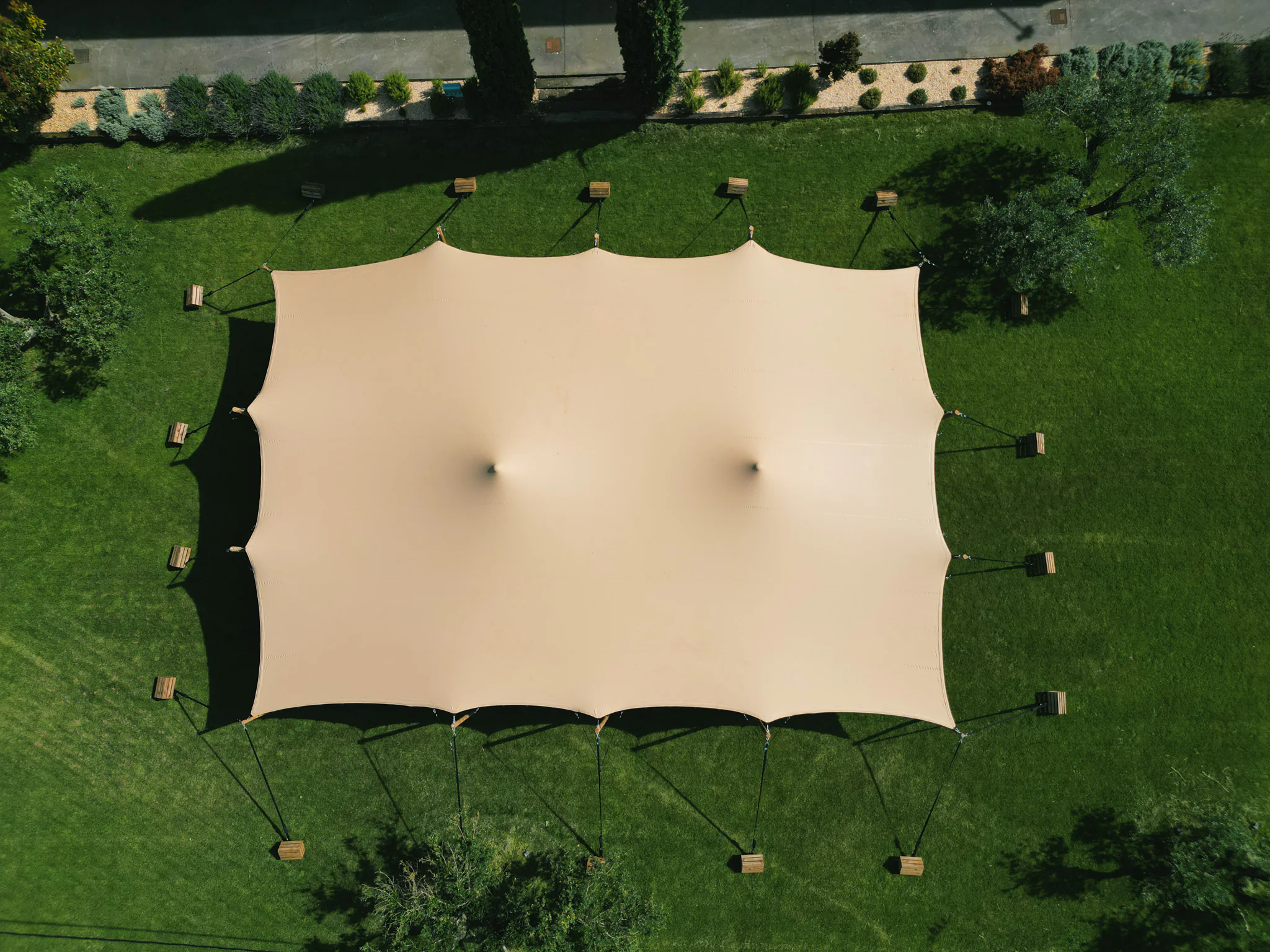 Forme d’une tente stretch sable vue du dessus