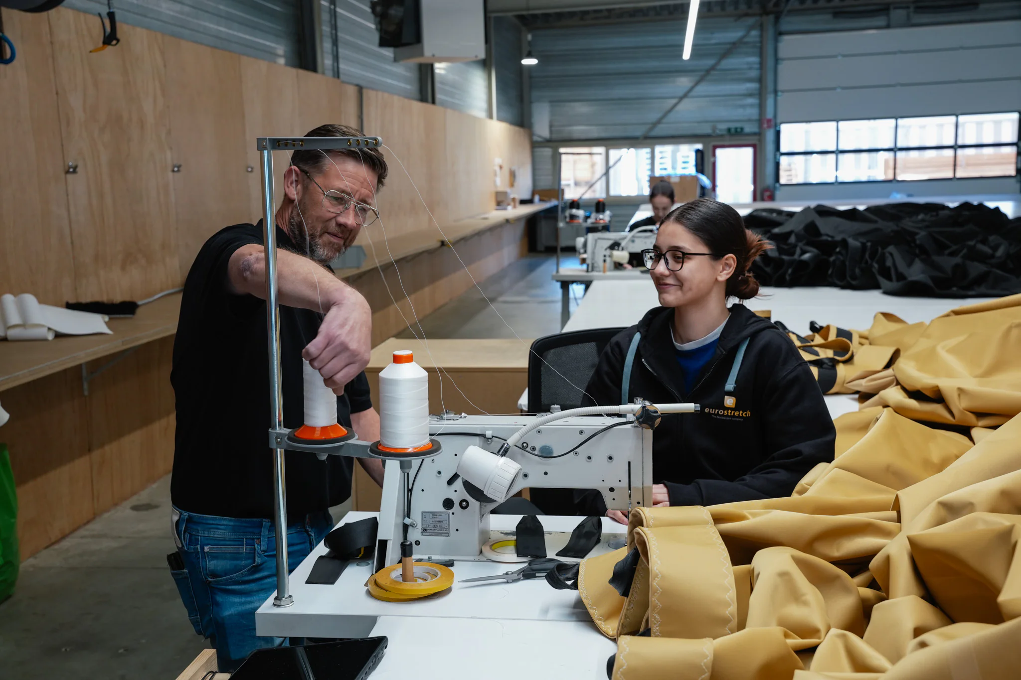 Fabrication et assemblage d’une toile stretch en atelier