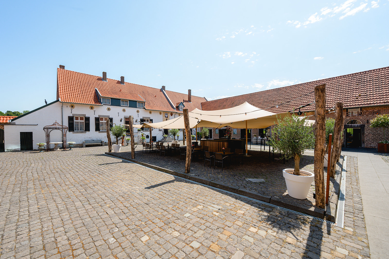 Cour de ferme et toile stretch vues depuis l’entrée